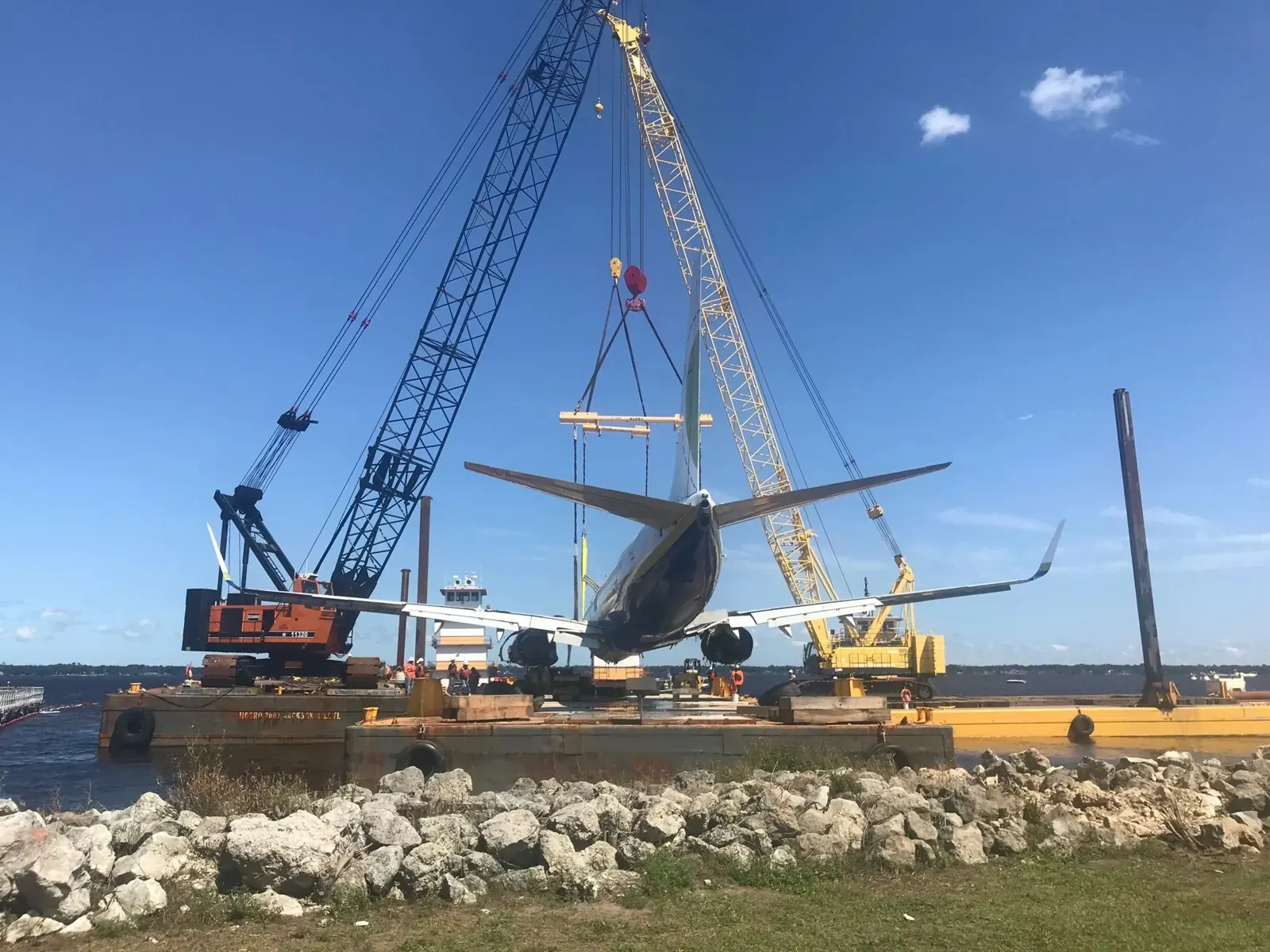 Airliner recovery by crane barge